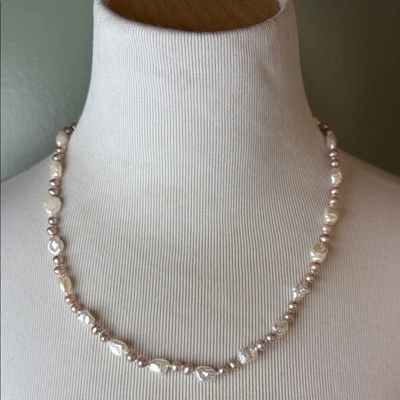 Elegant Pearl Necklace - Picture 4 of 8